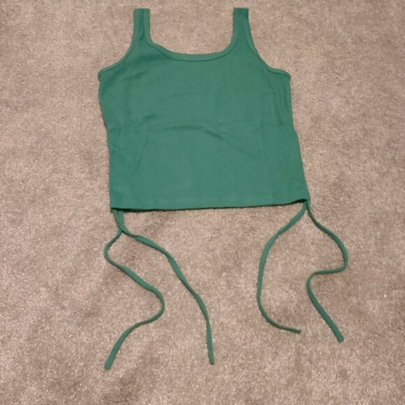 🔥3/$42 w FREE SHIPPING🔥 NWOT Green crop top - Picture 1 of 4